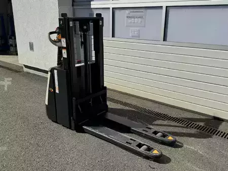 Ruční vysokozdvižný vozík 2023  Crown DS 3040 LI ION (3)