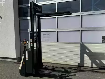 Ruční vysokozdvižný vozík 2023  Crown DS 3040 LI ION (4)