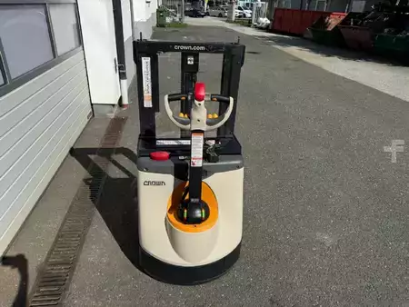 Ruční vysokozdvižný vozík 2023  Crown DS 3040 LI ION (6)