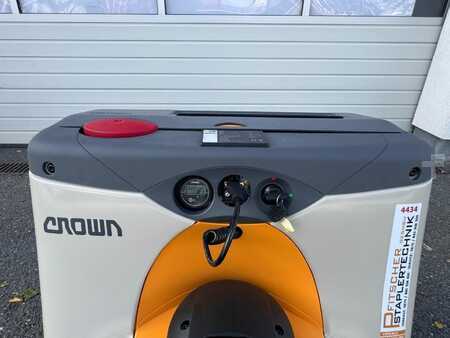 Nízkozdvižný vozík 2025  Crown WP3020 (3)