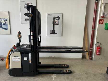 Stacker stå på 2026  Crown ETi-1.6 mit Gabelverlängerungen (1)