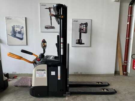 Stacker stå på 2026  Crown ETi-1.6 mit Gabelverlängerungen (2)