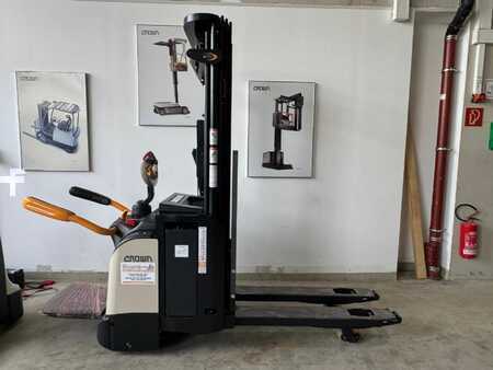 Stacker stå på 2026  Crown ETi-1.6 mit Gabelverlängerungen (3)