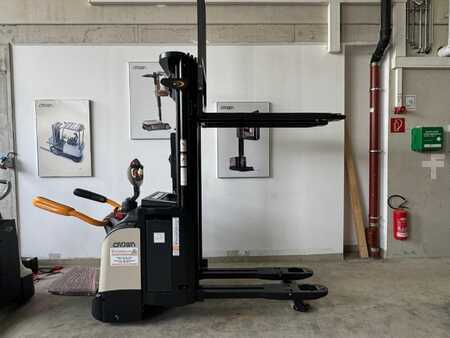 Stacker stå på 2026  Crown ETi-1.6 mit Gabelverlängerungen (4)