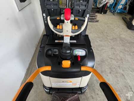 Stacker stå på 2026  Crown ETi-1.6 mit Gabelverlängerungen (5)