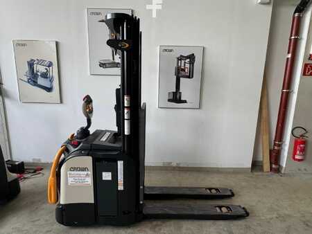 Stacker stå på 2026  Crown ETi-1.6 mit Gabelverlängerungen (6)