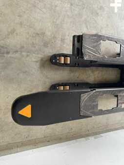 Stacker stå på 2026  Crown ETi-1.6 mit Gabelverlängerungen (7)