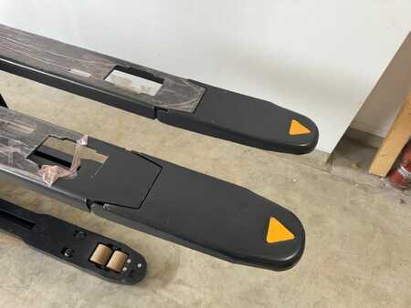 Stacker stå på 2026  Crown ETi-1.6 mit Gabelverlängerungen (8)