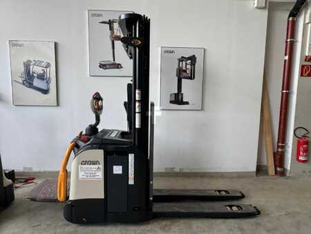 Stacker stå på 2026  Crown ETi-1.6 mit Gabelverlängerungen (9)