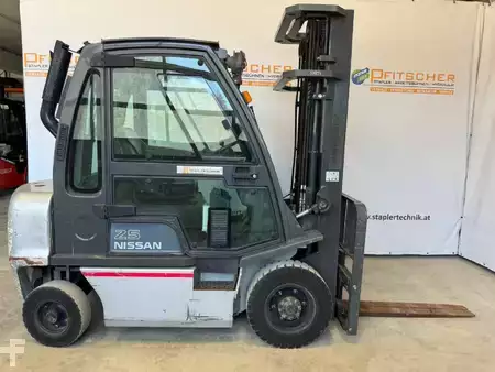 Diesel truck 2013  Nissan Y1D2A25Q (2)