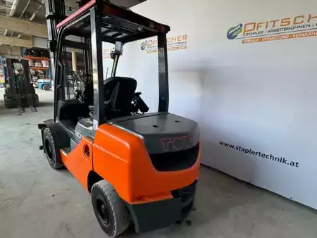 Dízel targoncák 2008  Toyota 8FDF30 (2)