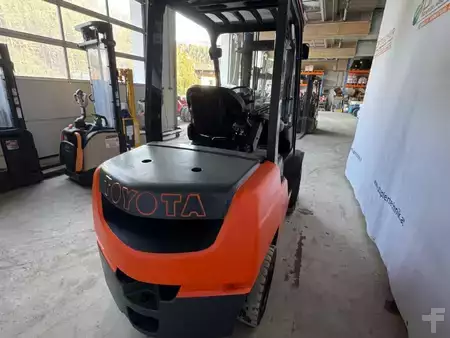 Dízel targoncák 2008  Toyota 8FDF30 (3)