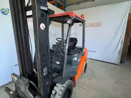 Dízel targoncák 2008  Toyota 8FDF30 (4)