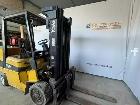 Treibgasstapler 2001  Yale GLC080LJNGAE088 (2)