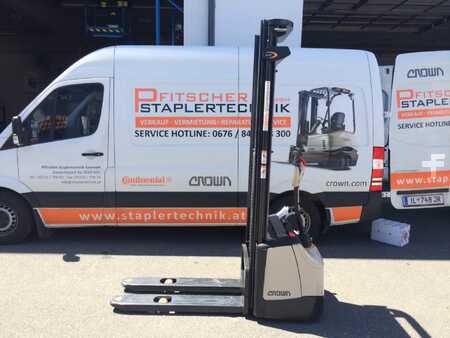 Hochhubwagen 2025  Crown WF 3000 1.2 TF (1)