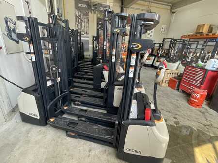 Hochhubwagen 2025  Crown WF 3000 1.2 TF (1)