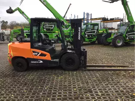 Diesel gaffeltruck 2021  Doosan D55C-9 (1)