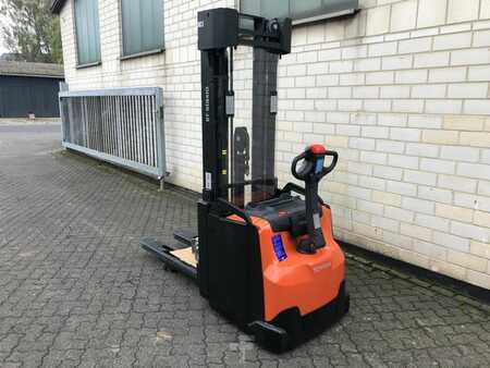 Pallet Stackers 2016  BT SWE160L (2)