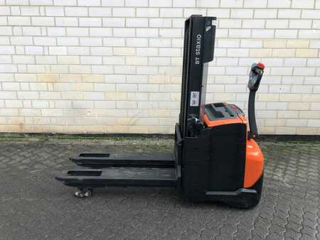Pallet Stackers 2011  BT SWE200D (1) 