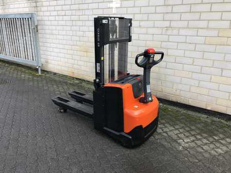 Pallet Stackers 2011  BT SWE200D (2)