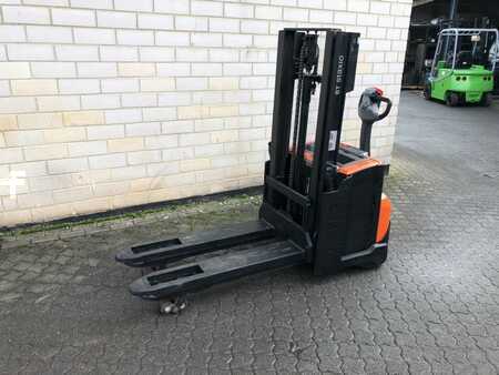 Pallet Stackers 2011  BT SWE200D (3) 