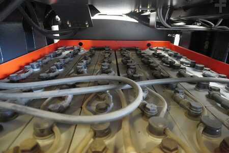 VZV pro práci v úzk.uličkách-retrakt 2015  Linde K-Schwenkschubgabel 011 (5)