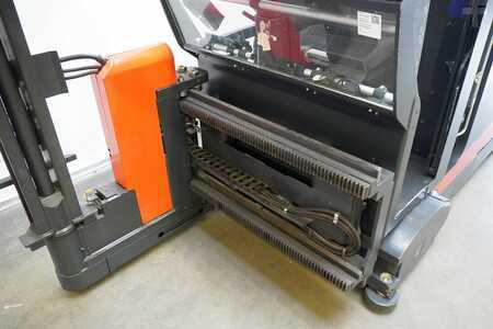 VZV pro práci v úzk.uličkách-retrakt 2015  Linde K-Schwenkschubgabel 011 (7)