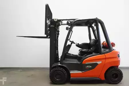 Gázüzemű targoncák 2023  Linde H 25 T 1202 (4)