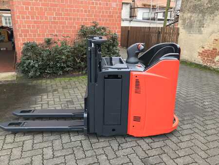 Stackers stand-on 2017  Linde D12 HP SP (1)