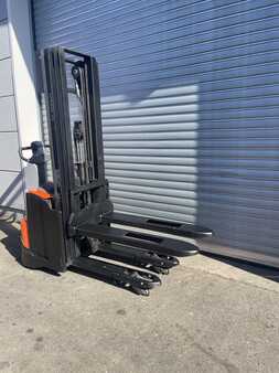 Pallet Stackers 2015  BT SWE120L (2) 