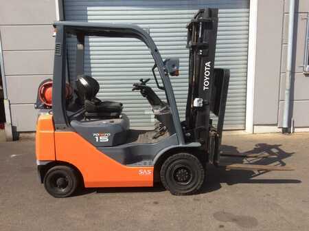 Empilhador a gás 2017 Toyota 02-8FGF15 (1)