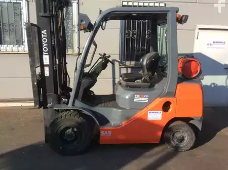 Empilhador a gás 2013  Toyota 02-8FGF 25 (2)