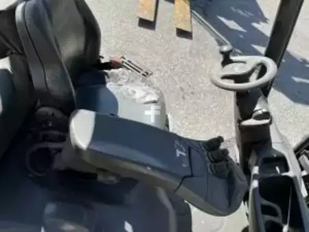 Empilhador a gás 2015  Linde H16T-01 (2)