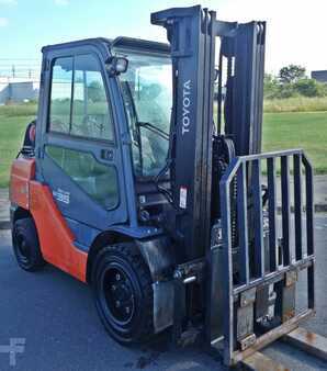 LPG Forklifts 2014  Toyota 02-8FGJF35 (1)