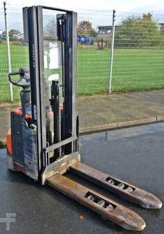 Stacker pedestre 2018  BT SWE 140 L (1)