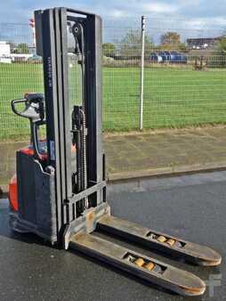 Stacker pedestre 2016  BT SWE 120 L (1)