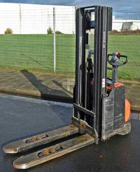 Stacker pedestre 2016  BT SWE 120 L (3)