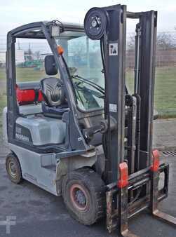 Gas truck 2009  Nissan P1D1A15LQ (1)