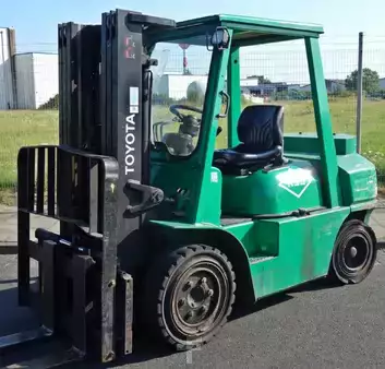 Chariots élévateurs diesel 1998  Toyota 02-6 FD35 (1)