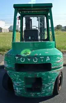 Chariots élévateurs diesel 1998  Toyota 02-6 FD35 (3)