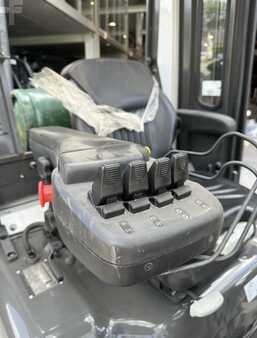 Chariot élévateur gaz 2014  Nissan P1D1A18LQ (10)