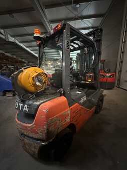LPG Forklifts 2010  Toyota 02-8FGF25 (4)