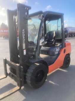 LPG Forklifts 2011  Toyota 02-8FGF30 (2)