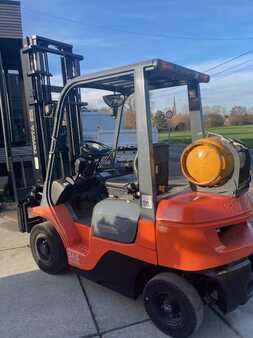 LPG Forklifts 2003  Toyota 42-7FGF20 (1)