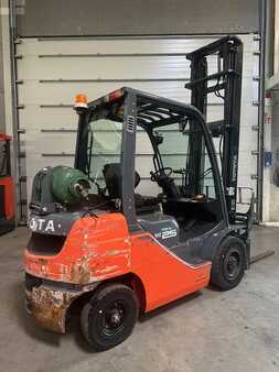 LPG Forklifts 2007  Toyota 02-8FGF25 (4)