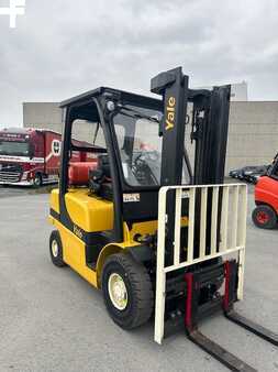 Treibgasstapler 2015  Yale GLP25VX 1045 heures (2)