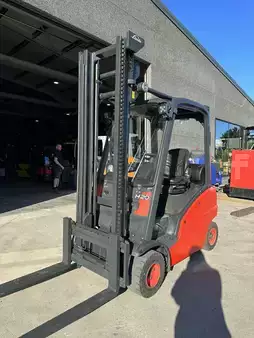 Empilhador a gás 2015  Linde H20T-01 .semi-cabine (1)