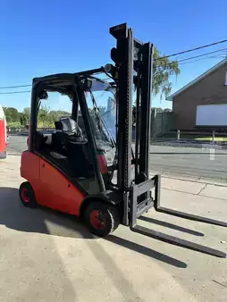 Empilhador a gás 2015  Linde H20T-01 .semi-cabine (2)