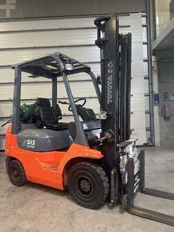LPG Forklifts 2000  Toyota 42-7FGF18 rotator (2)