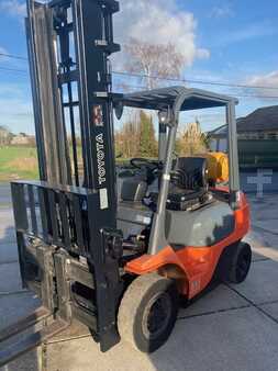 LPG Forklifts 2003  Toyota 42-7FGF20 (2)
